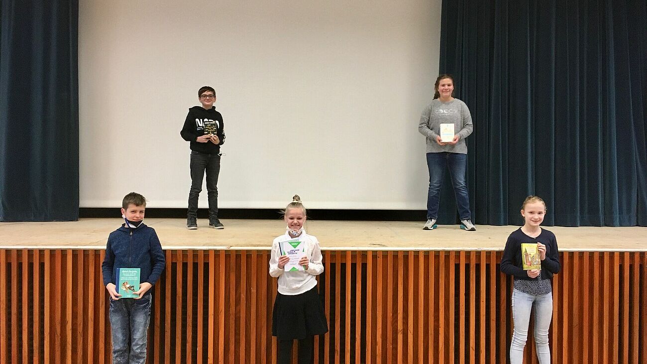 Klassensieger des diesjährigen Vorlesewettbewerbs: Tim und Greta (oben); Ole, Emilia und Frederike (unten)