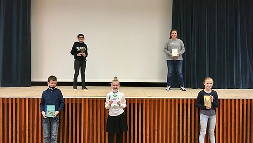 Klassensieger des diesjährigen Vorlesewettbewerbs: Tim und Greta (oben); Ole, Emilia und Frederike (unten) Klassensieger des diesjährigen Vorlesewettbewerbs: Tim und Greta (oben); Ole, Emilia und Frederike (unten)