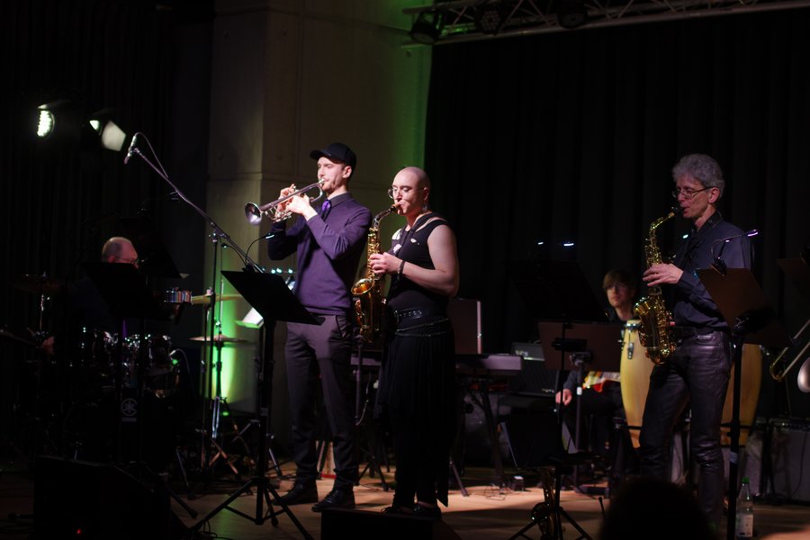 Musikerinnen und Musiker auf der Bühne