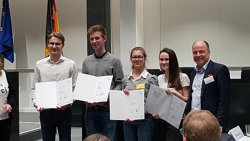 Die Landesfinalisten mit Ansgar Kemmann, Leiter Jugend debattiert