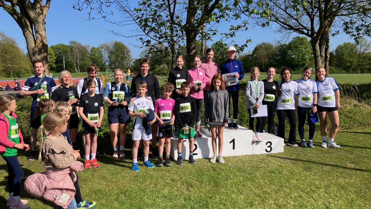 Gruppenbild auf dem Siegerpodest