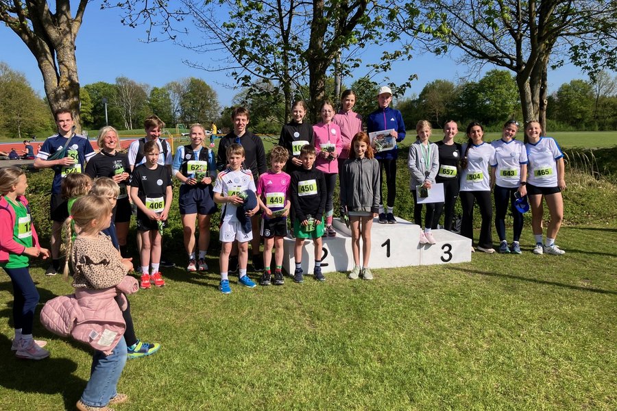 Gruppenbild auf dem Siegerpodest