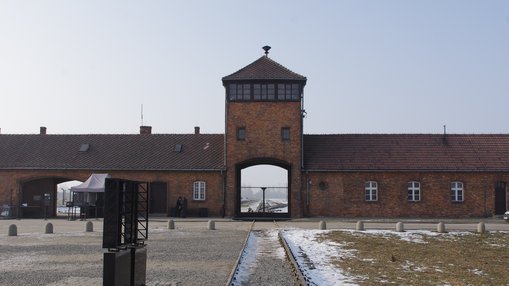 Einfahrt in das Lager Auschwitz-Birkenau