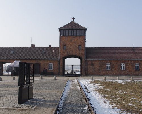 Einfahrt in das Lager Auschwitz-Birkenau