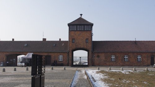 Torhaus Einfahrt in das Lager Auschwitz-Birkenau