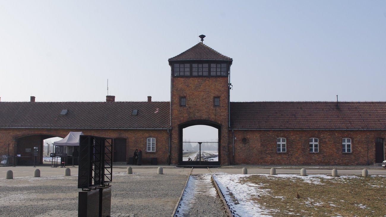 Einfahrt in das Lager Auschwitz-Birkenau