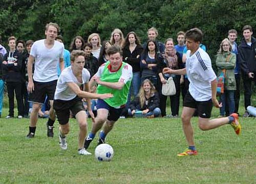 Fußballspiel Lehrer gegen Schüler