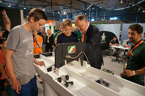 Autorennen auf der IdeenExpo 2015 - Ministerpräsident Weil gibt das Startsignal