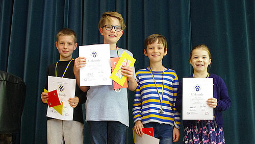 Große Freude auch bei den Gewinnern des zweiten Platzes. Foto: Große Freude auch bei den Gewinnern des zweiten Platzes.