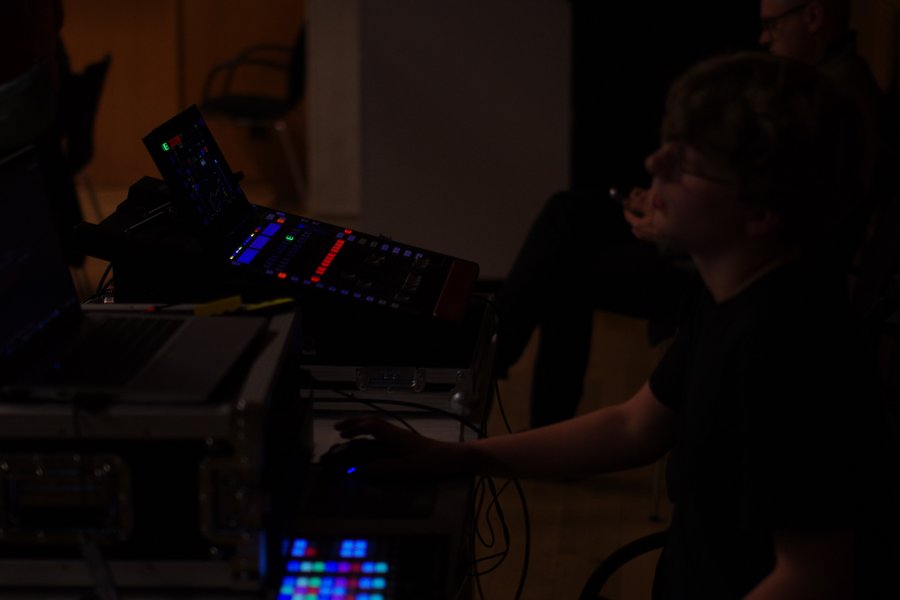 Musikerinnen und Musiker auf der Bühne