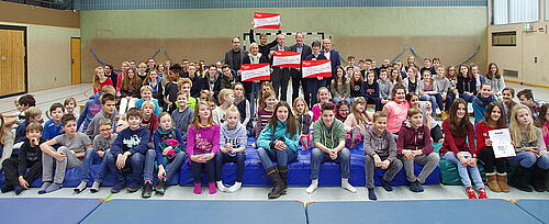 Foto: Übergabe der Spenden: Feierstunde in der Sporthalle