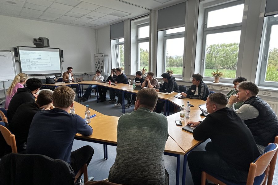 Schülerinnen und Schüler diskutieren im Seminarraum.