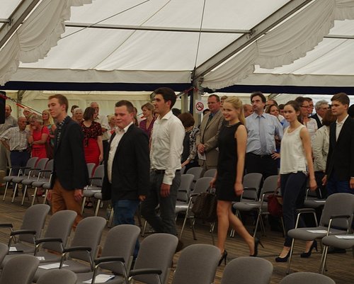 Foto: Einzug unserer Abiturientinnen und Abiturienten zur Entlassungsfeier