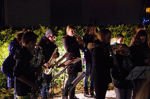 Foto: "Music Kids" - die Klasse 6B - tritt beim lebendigen Adventskalender in Wettmar auf.