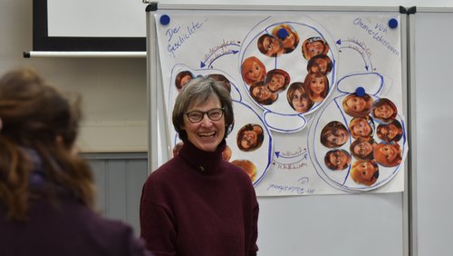 Die Lehrerin Frauke Ilgner lächelt in die Kamera.