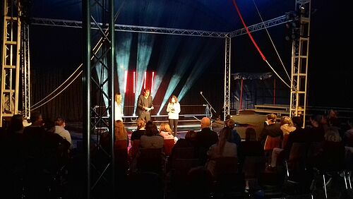 Nike Brink trägt ihr Gedicht in der Manege vor