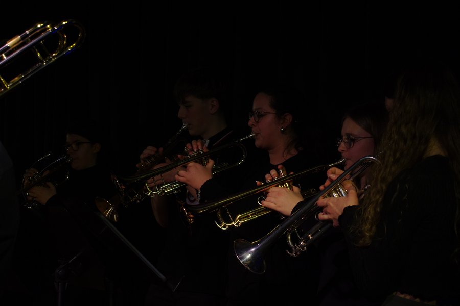 Musikerinnen und Musiker auf der Bühne