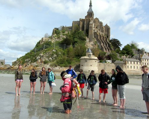 Foto: Ein Highlight des diesjährigen Schüleraustausches war die Wattwanderung rund um den beeindruckenden Felsen des Mont Saint Michel. 