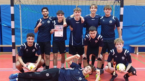 Fußball-Team des Geymnasiums Großburgwedel beim Gruppenbild vor dem Tor