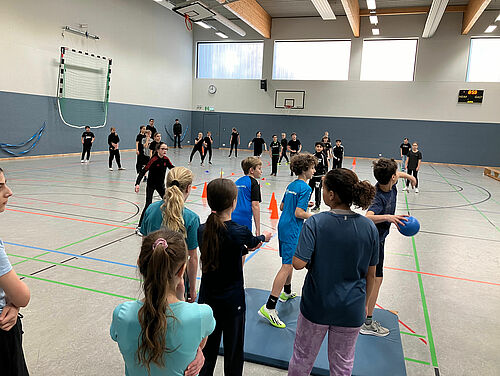 Spieleturnier 2024 Schülerinnen und Schüler spielen Kegelbrennball