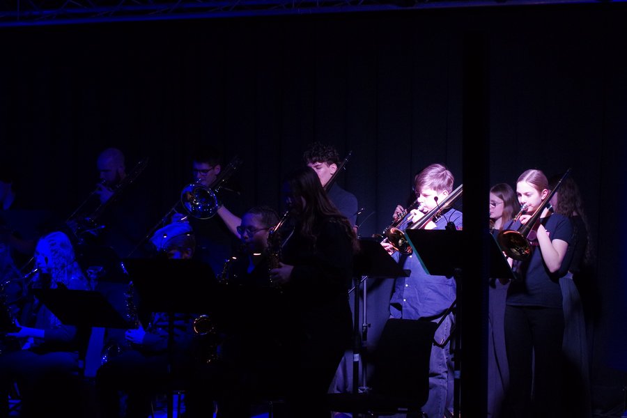 Musikerinnen und Musiker auf der Bühne