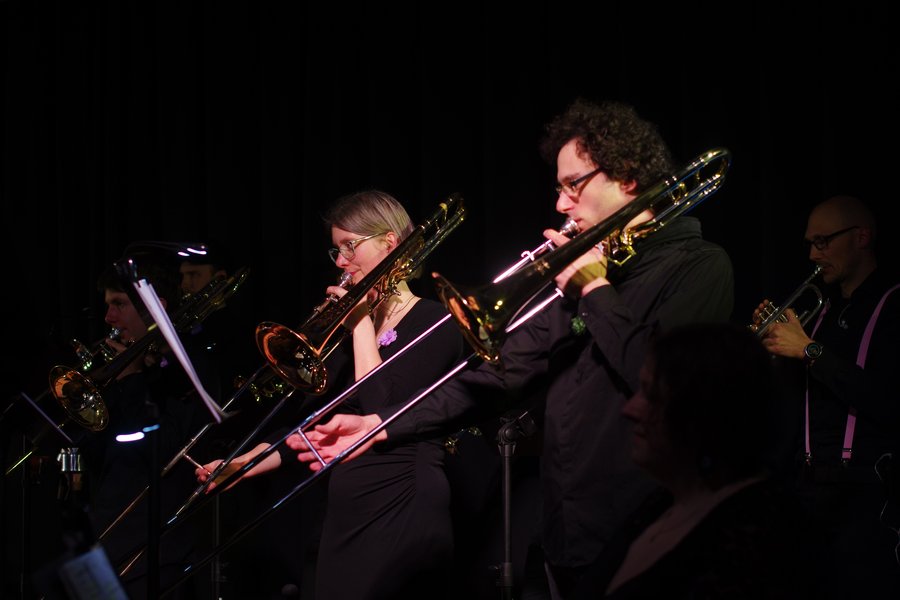 Musikerinnen und Musiker auf der Bühne