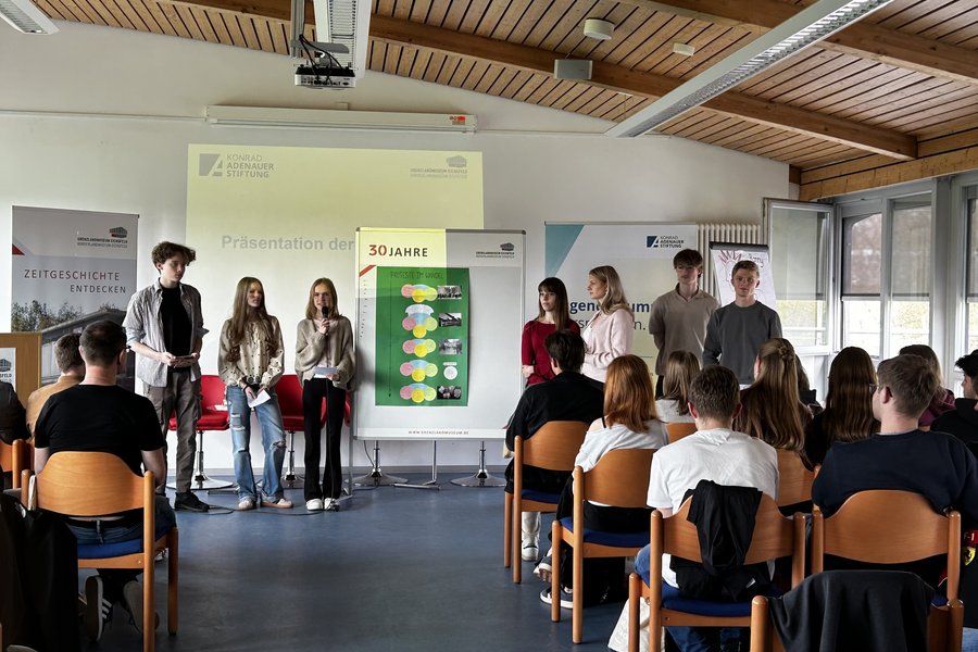 Schülerinnen und Schüler präsentieren Arbeitsergebnisse der Gruppe
