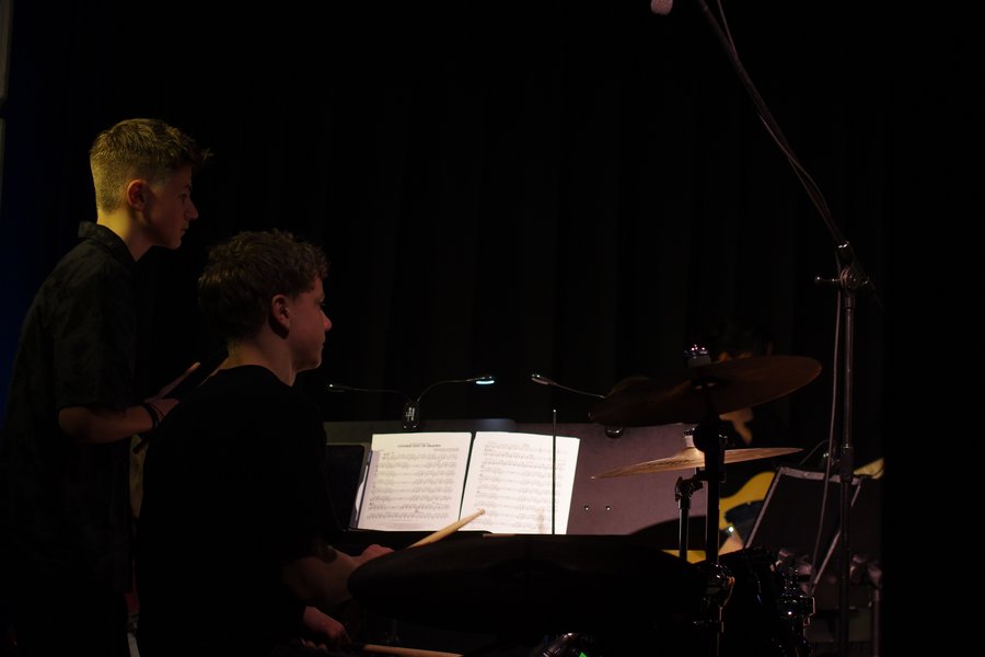 Musikerinnen und Musiker auf der Bühne