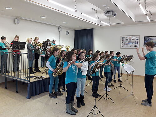 Foto: "Magic Music Friends For Life" mit Svenja Rechter in der Aula der Grundschule Großburgwedel.