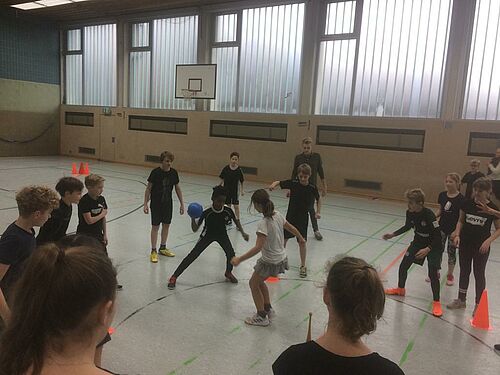 Foto: 100% Einsatz: Kegelbrennball bei den 6. Klassen