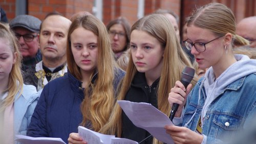 Schülerinnen und Schüler von Oberschule und Gymnasium verlesen die Namen der Kinder.
