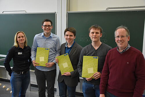 Foto: Bei der Preisübergabe von links: Ina Fedrich (Uni Hannover), Jan Langbehn, Adrian Krywon, Florian Esser und Florian Leydecker (Uni Hannover). (Bild: Leibniz Universität Hannover)