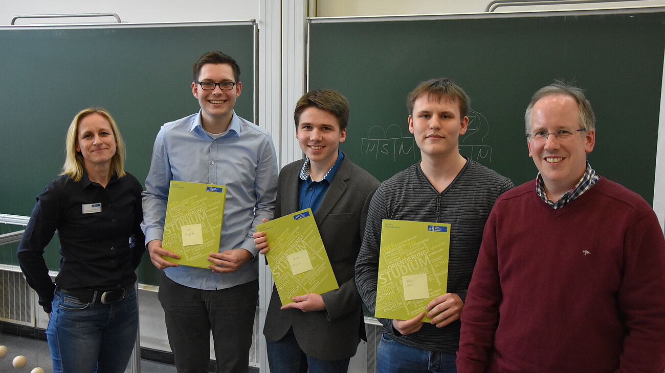 Foto: Bei der Preisübergabe von links: Ina Fedrich (Uni Hannover), Jan Langbehn, Adrian Krywon, Florian Esser und Florian Leydecker (Uni Hannover). (Bild: Leibniz Universität Hannover)