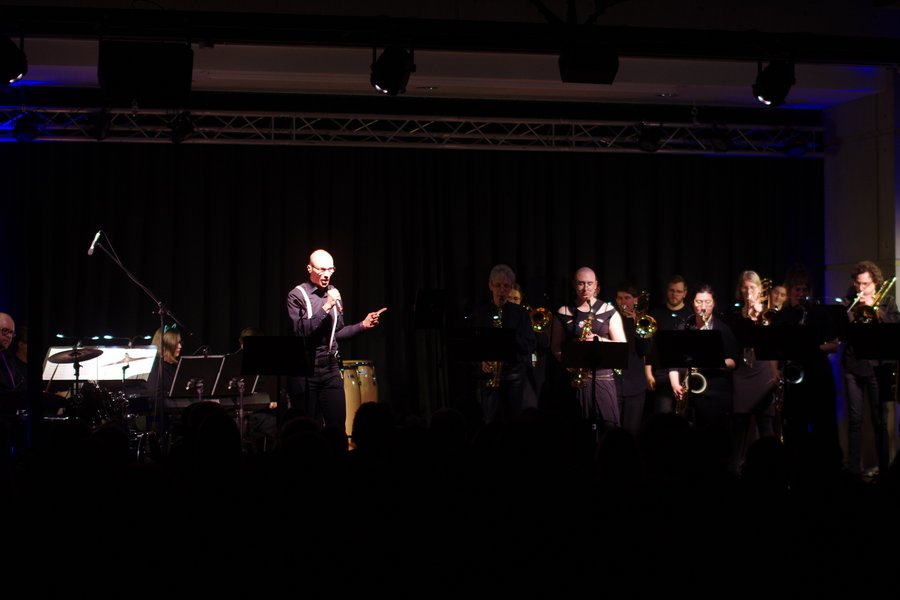 Musikerinnen und Musiker auf der Bühne