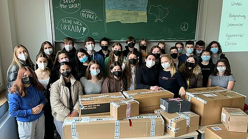 Foto: Die Klasse 10D sammelt Spenden für die Menschen aus dem Kriegsgebiet