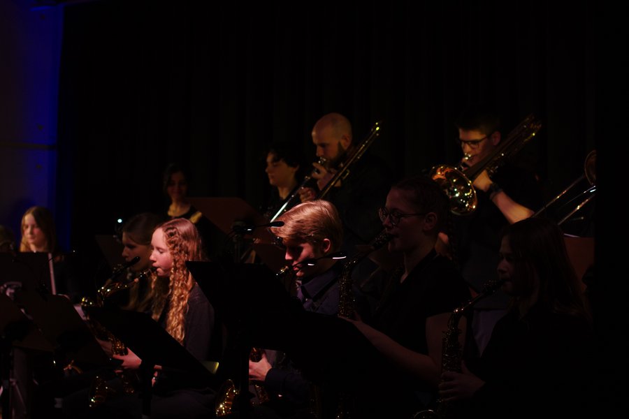 Musikerinnen und Musiker auf der Bühne