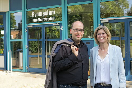 Foto: Der stellvertretende Schulleiter Matthias Heßbrüggen gratuliert Gesa Johannes zur Berufung in das Kultusministerium.