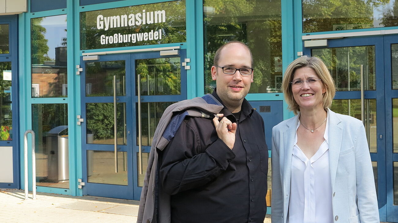 Foto: Der stellvertretende Schulleiter Matthias Heßbrüggen gratuliert Gesa Johannes zur Berufung in das Kultusministerium.