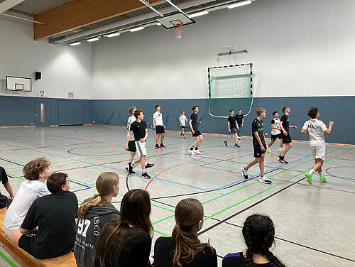 Spieleturnier 2024 Schüler spielen Basketball
