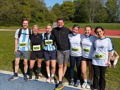 Teilnehmerinnen und Teilnehmer des Laufes auf einem Gruppenbild.