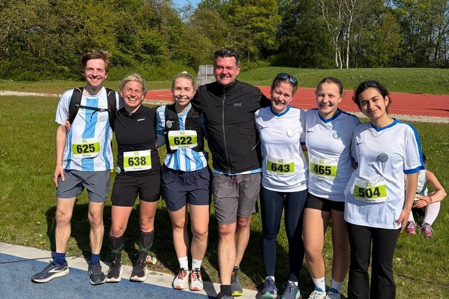 Teilnehmerinnen und Teilnehmer des Laufes auf einem Gruppenbild.