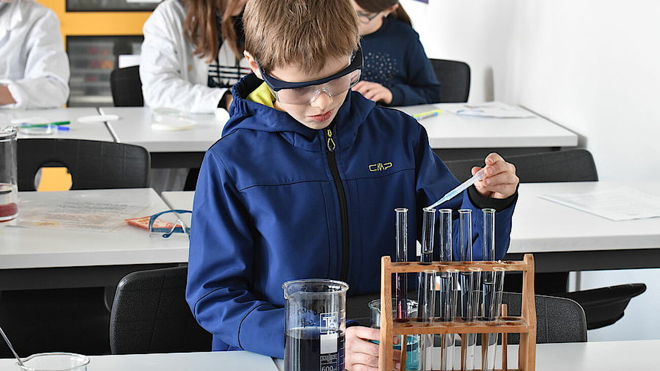 Hier ist Konzentration gefragt: Experimente im Chemie-Raum