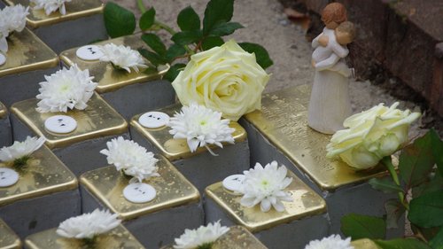 Auf jeden Stolperstein wurden eine Blüte sowie ein Engel gelegt.
