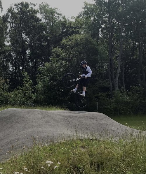 Projekttage 2026 Ein Schüler springt mit einem Mountainbike.