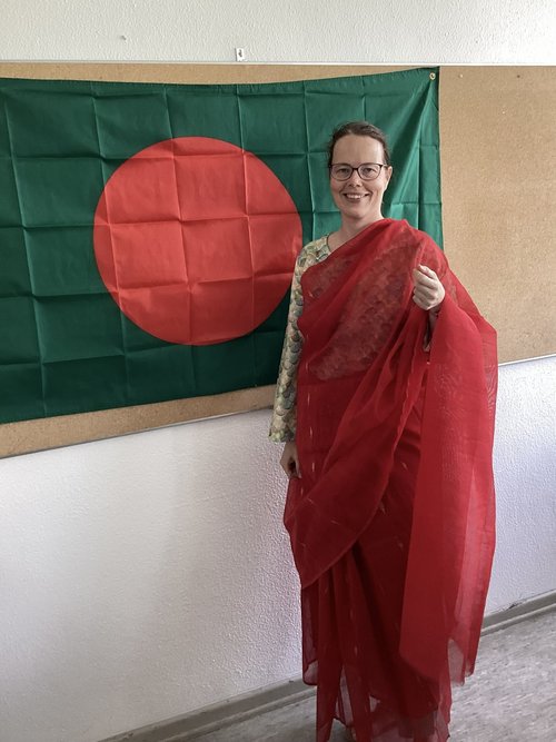 Projekttage 2026 Lehrerin in traditioneller asiatischer Tracht