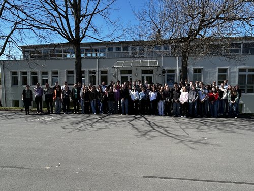 Schülerinnen und Schüler stehen für ein Gruppenbild zusammen