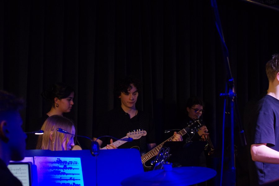 Musikerinnen und Musiker auf der Bühne