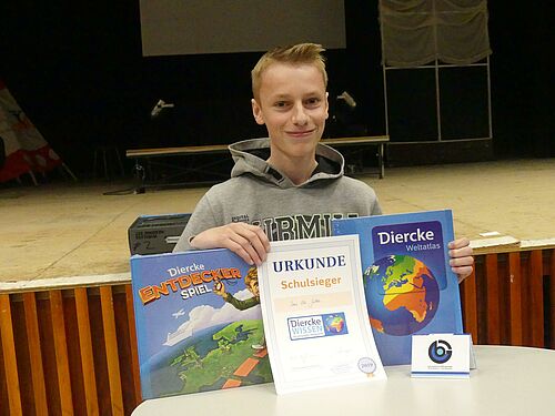 Foto: Stolzer Sieger: Sven-Ole Gülke aus der klasse 10D