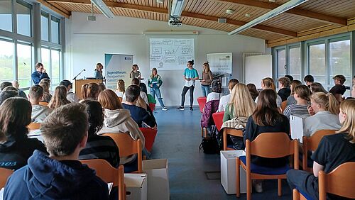 Deutsch-deutsches Treffen Schülerinnen und Schüler im Konferenzraum