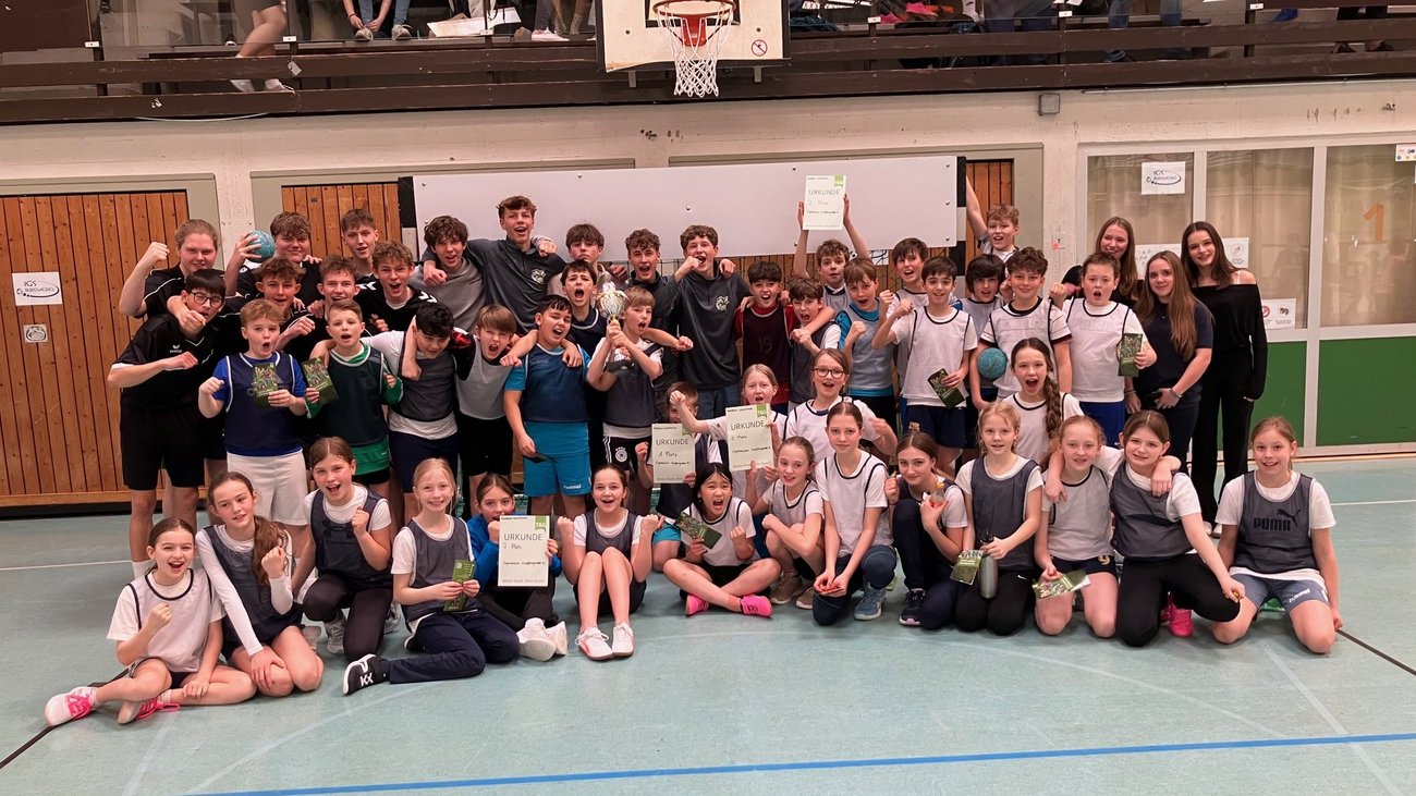 Jubelden Sportlerinnen und Sportler beim Gruppenfoto.